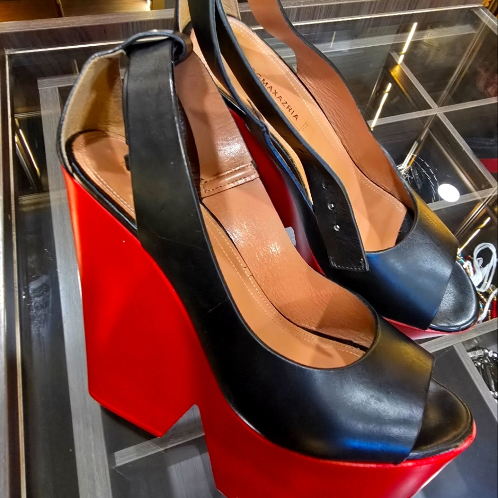 BCBGMAXAZRIA wedge size 9.5